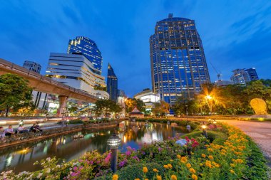 Bangkok, Tayland - 16 Temmuz: Şehir binaların Benchasiri Parkı'ndan alınan 16 Temmuz 2018 üzerinde Bangkok Sukhumvit Road gece görünümü