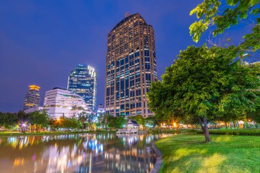 Bangkok, Tayland - 16 Temmuz: Bu gece Benchasiri Park göl ve şehir binaları 16 Temmuz 2018 üzerinde Bangkok görülmektedir