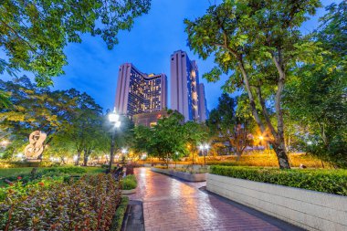 Bangkok, Tayland - 16 Temmuz: Gece görünümünde şehir bina ve Benchasiri parkta yürüyüş yolu üzerinde 16 Temmuz 2018 Bangkok