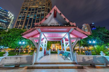 Bangkok, Tayland - 16 Temmuz: Gece görünümünü mimari Benchasiri Park, kent merkezinde popüler bir parkta 16 Temmuz 2018 üzerinde Bangkok