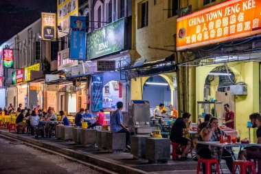Kuala Lumpur, Malezya - 20 Temmuz: Bir şehrin gece geç saatlerde restoranlar ile sokak görünümü açın Mahallesi'nde 20 Temmuz 2018 üzerinde Kuala Lumpur oteli