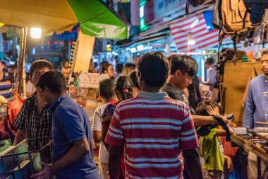 Kuala Lumpur, Malezya - 20 Temmuz: Meşgul gece sahne Petaling Street Market, Çin mahallesinde üzerinde 20 Temmuz 2018 Kuala Lumpur bir ünlü alışveriş alanında