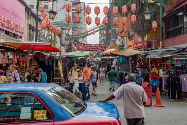 Kuala Lumpur, Malezya - 21 Temmuz: çok sayıda turistin geldiği için alışveriş Chinatown alanında 21 Temmuz 2018 üzerinde Kuala Lumpur oteli dış Petaling Street market bekleyen taksi şoförü