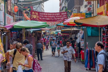 Kuala Lumpur, Malezya - 21 Temmuz: Petaling Street market, çok sayıda turistin geldiği için alışveriş Chinatown alanında 21 Temmuz 2018 üzerinde Kuala Lumpur oteli