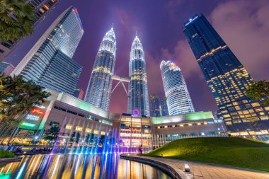 Kuala Lumpur, Malezya - 21 Temmuz: Gece görünümünde Klcc park ve ünlü Petronas Kuleleri binalar üzerinde 21 Temmuz 2018 Kuala Lumpur