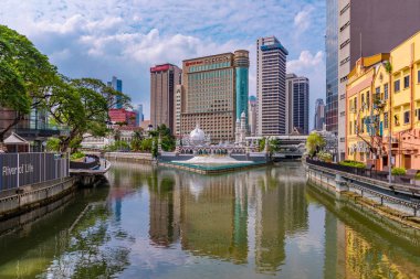 Kuala Lumpur, Malezya - 22 Temmuz: Kent merkezinde ünlü nehir hayat boyunca şehir binalar Kuala Lumpur görünümü üzerinde 22 Temmuz 2018