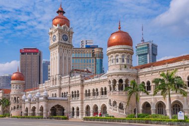 Kuala Lumpur, Malezya - 22 Temmuz: Sultan Abdul Samad binanın tarihi bir Merdeka Meydanı'nda 22 Temmuz 2018 üzerinde Kuala Lumpur oteli binanın görülmektedir
