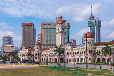 Kuala Lumpur, Malezya - 22 Temmuz: Merdeka Meydanı'nda Sultan Abdul Samad bina ve şehir binaların 22 Temmuz 2018 üzerinde Kuala Lumpur oteli görülmektedir