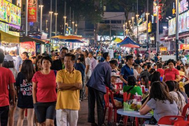Kuala Lumpur, Malezya - 24 Temmuz: Jalan Alor gıda sokak, ünlü bir sokak nerede birçok kişi gelip gece üzerinde 24 Temmuz 2018 Kuala Lumpur oteli yemek insanların kalabalıklar