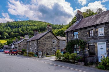 Snowdonia, İngiltere - Eylül 04: Geleneksel İngiliz ile köy sokak üzerinde 04 Eylül 2018 yılında Snowdonia Snowdonia Milli Parkı içinde evler