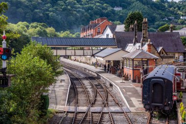 Llangollen, İngiltere - Eylül 04: Llangollen görünümü Tren İstasyonu, bir eski geleneksel tren istasyonu üzerinde 04 Eylül 2018 yılında Llangollen North Wales