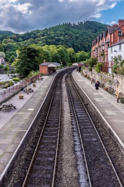 Llangollen, İngiltere - Eylül 04: Llangollen görünümü Tren İstasyonu, geleneksel eski tren istasyonu üzerinde 04 Eylül 2018 yılında Llangollen North Wales