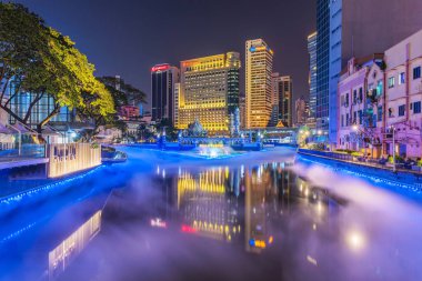 Kuala Lumpur, Malezya - 20 Temmuz: Gece görünümünde kent merkezinde hayat Nehri boyunca nehir Sisteki şehir binaların üzerinde 20 Temmuz 2018 Kuala Lumpur