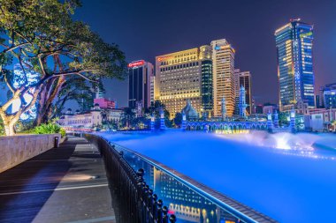 Kuala Lumpur, Malezya - 20 Temmuz: Gece görünümünde kent merkezinde hayat Nehri boyunca sis şehir binaların üzerinde 20 Temmuz 2018 Kuala Lumpur