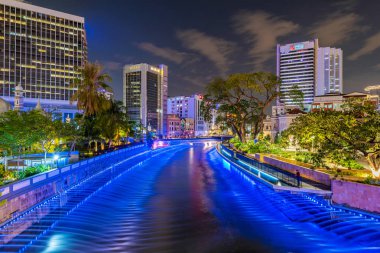 Kuala Lumpur, Malezya - 20 Temmuz: Gece görünümünü kent merkezinde binalarda şehir hayatıyla Nehri üzerinde 20 Temmuz 2018 Kuala Lumpur