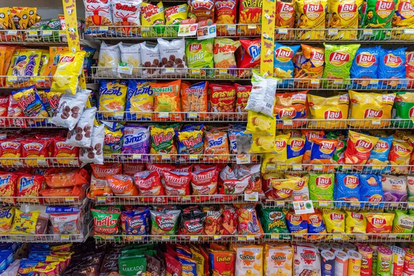 Pattaya, Tayland - 10 Temmuz: Bu 10 Temmuz 2018 Pattaya bir 7-Eleven marketin aperatifler koridorda olduğunu