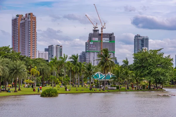 Bangkok Tajlandia Lipca Jest Widok Jeziora Parku Chatuchak Budynkach Wysokich — Zdjęcie stockowe