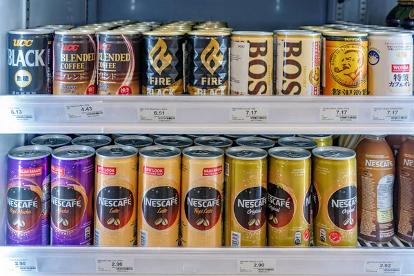 クアラルンプールで アイス コーヒー付き冷蔵庫を 2018 日にセブン イレブンのコンビニエンス ストアで飲み物クアラルンプール マレーシア — ストック写真