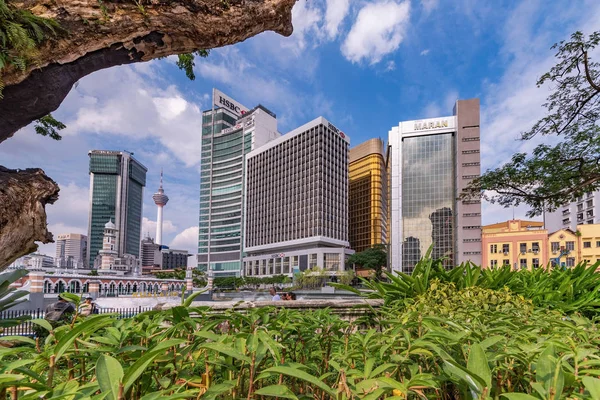 马来西亚吉隆坡 7月22日 2018年7月22日在吉隆坡市中心著名的生命河沿线的现代城市建筑和自然景观 — 图库照片