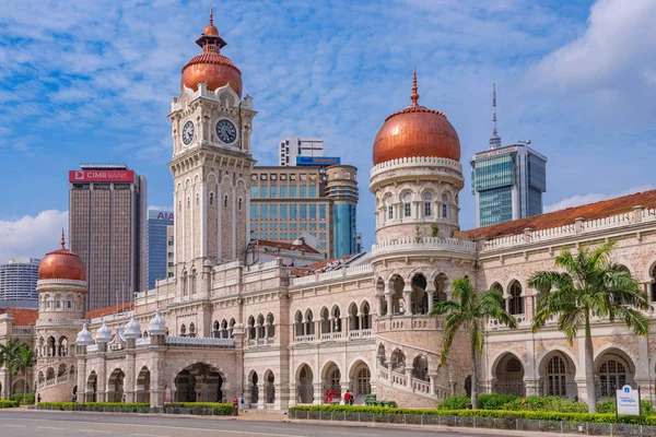 Kuala Lumpur, Malezya - 22 Temmuz: Sultan Abdul Samad binanın tarihi bir Merdeka Meydanı'nda 22 Temmuz 2018 üzerinde Kuala Lumpur oteli binanın görülmektedir