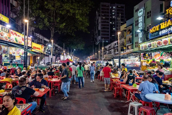 Kuala Lumpur, Malezya - 24 Temmuz: Görünüm Jalan Alor gıda sokak, çok sayıda restoran ve gıda satıcıları üzerinde 24 Temmuz 2018 Kuala Lumpur ile ünlü bir sokak
