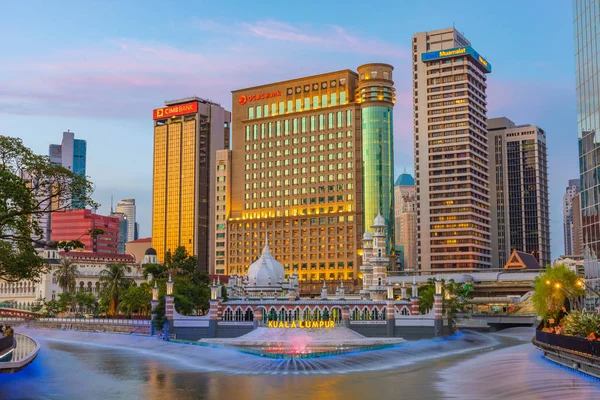 马来西亚吉隆坡 7月20日 2018年7月20日在吉隆坡市中心著名的生命河沿岸的金融区建筑景观 — 图库照片