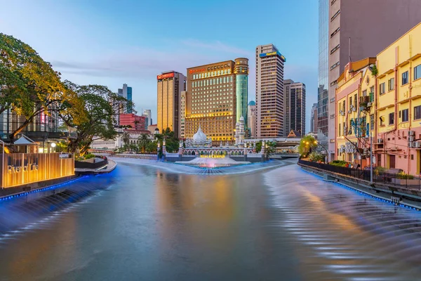 马来西亚吉隆坡 7月20日 2018年7月20日在吉隆坡市中心著名的生命河沿岸的金融区建筑景观 — 图库照片