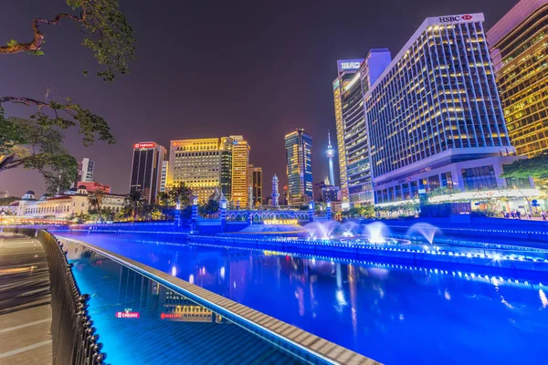 Kuala Lumpur Malezja Lipca Noc Widok Miasta Budynki Wzdłuż Rzeki — Zdjęcie stockowe