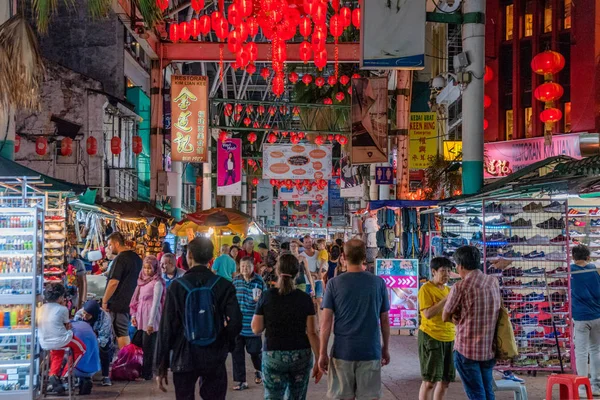 Kuala Lumpur, Malezya - 20 Temmuz: Petaling Street gece, Çin mahallesinde üzerinde 20 Temmuz 2018 Kuala Lumpur bir ünlü alışveriş alanında bu