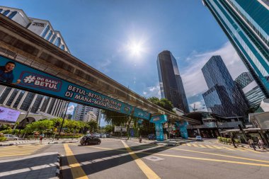 Kuala Lumpur, Malezya - 25 Temmuz: Gökdelenler görünümü ve Kuala Lumpur şehir merkezinde 25 Temmuz 2018 üzerinde modern mimarlık