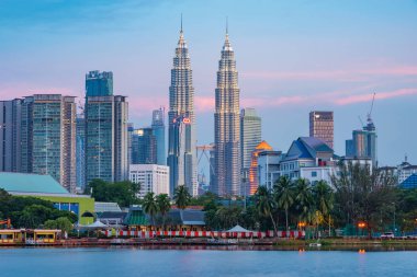 Kuala Lumpur, Malezya - 25 Temmuz: Alacakaranlıkta Petronas İkiz Kuleleri ve Kuala Lumpur manzarası Titiwangsa Park Kuala Lumpur görünümü üzerinde 25 Temmuz 2018