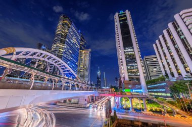 Bangkok, Tayland - 31 Temmuz: Bu gece Chong Bangkok'un yaya köprüsü ve yüksek binaların şehir 31 Temmuz 2018 üzerinde Bangkok görülmektedir