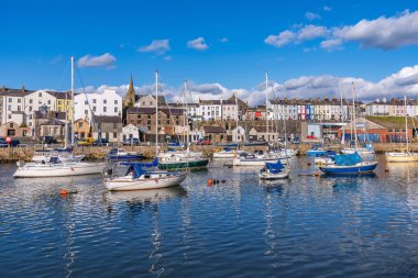 Caernarfron, Amerika Birleşik Devletleri - Eylül 06: Bu eski tarihi sahil kasaba Caernarfron Galler üzerinde 06 Eylül 2018 yılında Caernarfron görülmektedir