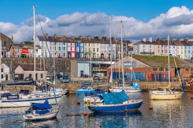 Caernarfron, Amerika Birleşik Devletleri - Eylül 06: Bu eski tarihi sahil kasaba Caernarfron Galler üzerinde 06 Eylül 2018 yılında Caernarfron görülmektedir