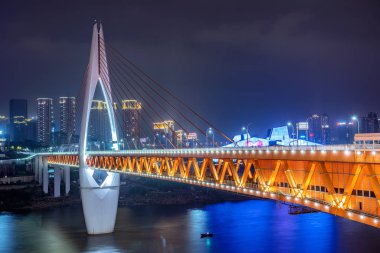 Chongqing, Çin - 18 Eylül: Bu gece ünlü Qiansimen Köprüsü, Chongqing üzerinde 18 Eylül 2018 Jialing Nehri boyunca popüler seyahat hedef görülmektedir