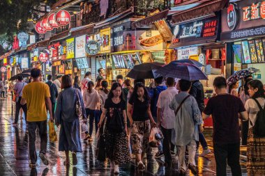 Chongqing, Çin - 17 Eylül: Jiaochangkou gece pazarı, popüler bir turizm 17 Eylül 2018 yılında Chognqing şehir alanı'nda, yoğun bir cadde bu