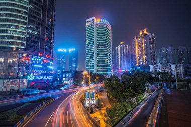 Chongqing, Çin - 18 Eylül: Şehir şehir binaları geceleri Guanyinqiao distict üzerinde 18 Eylül 2018 yılında Chognqing görünümünü
