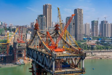 Chongqing, Çin - 19 Eylül: Bir köprünün altında inşaat Chongqing Yangtze Nehri boyunca görünümünü üzerinde 19 Eylül 2018 yılında Chognqing