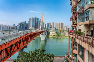 Chongqing, Çin - 19 Eylül: Yüksek doğmak Apartmanlar ve Qiansimen Köprüsü manzarasına Jialing Nehri boyunca üzerinde 19 Eylül 2018 Chongqing içinde