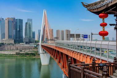 Chongqing, Çin - 19 Eylül: Qiansimen görünüm Köprüsü ve geleneksel tarzı mimarisi üzerinde 19 Eylül 2018 Hongya mağarada Chongqing