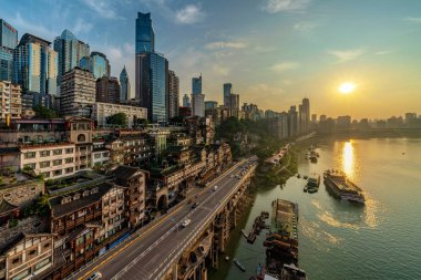 Chongqing, Çin - 19 Eylül: Riverside görünümünde Hongya mağara ve gün batımı sırasında şehir alanında yüksek binaların şehir üzerinde 19 Eylül 2018 Chongqing