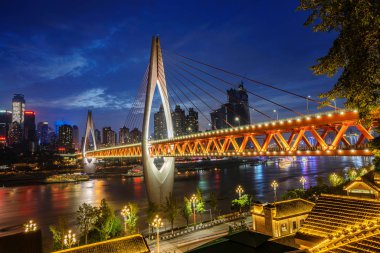 Chongqing, Çin - 22 Eylül: Bu, 22 Eylül 2018'de Chongqing'de Yangtze nehri üzerindeki Dongshuimen köprüsünün gece manzarası