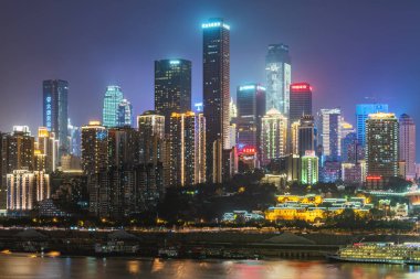 Chongqing, Çin - 22 Eylül: Gece görünümünde Yangtze Nehri boyunca Chongqing şehir binaların üzerinde 22 Eylül 2018 Chongqing