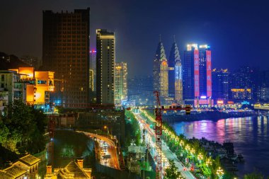 Chongqing, Çin - 22 Eylül: Şehir görünümünde Chongqing'ın ünlü Nanbin yolu Jialing Nehri boyunca üzerinde 22 Eylül 2018 Chongqing