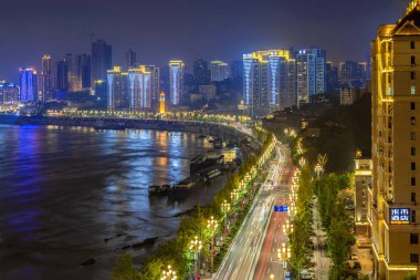 Chongqing, Çin - 22 Eylül: Nanbin yol nehir şehir binaların gece üzerinde 22 Eylül 2018 Chongqing görülmektedir