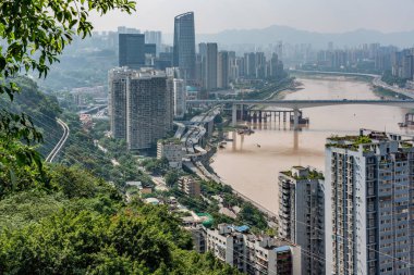 Chongqing, Çin - 23 Eylül: Bu Chognqing 23 Eylül 2018 tarihinde Erling Park'tan Chongqing şehir ve Jialing nehri bir havadan görünümüdür