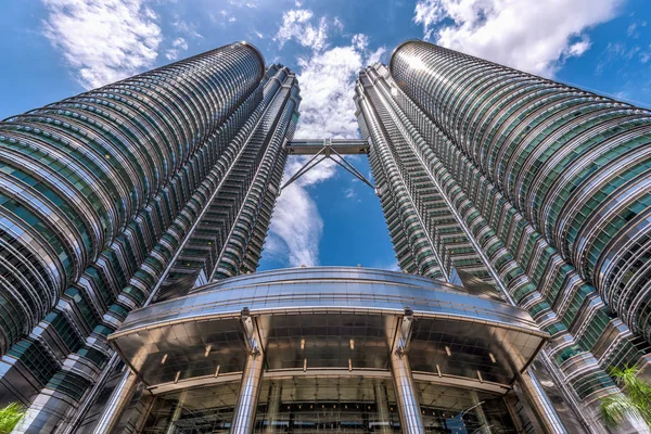 クアラルンプール マレーシア ペトロナス ツイン タワー クアラルンプールで 2018 日のダウンタウンの金融街にある有名な高層ビル — ストック写真