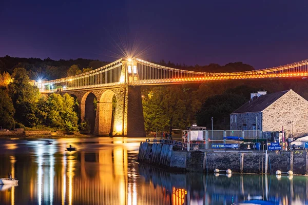 Anglesey Wielka Brytania Września Noc Widok Słynnego Zawieszenia Menai Bridge — Zdjęcie stockowe