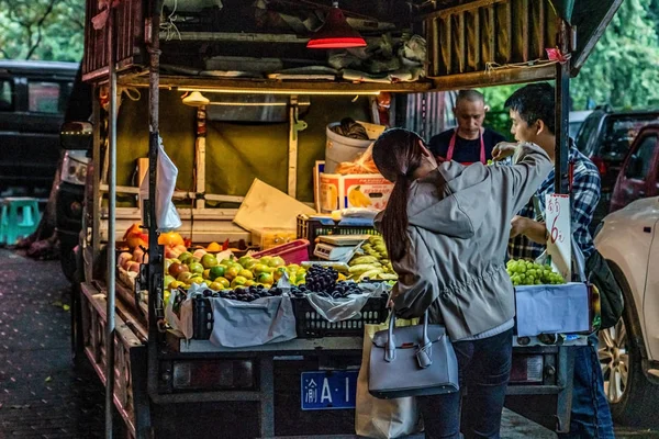 Chongqing Chiny Września Owoce Warzywa Uliczny Sprzedawca Sprzedaży Lokalnych Produktów — Zdjęcie stockowe