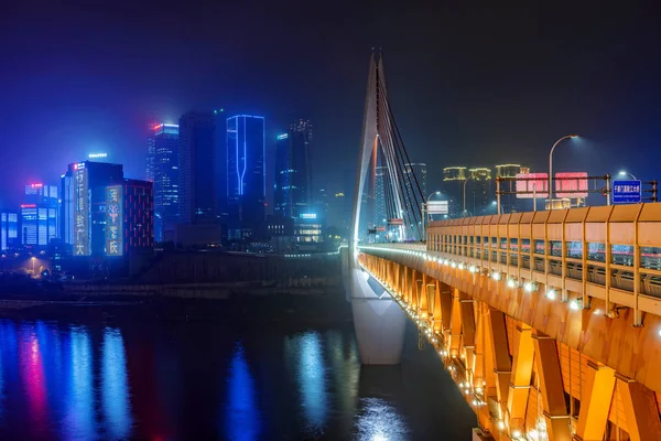 重慶の 2018 日に陵川に沿って繁華街で有名な Qiansimen 橋の夜景は この重慶 — ストック写真